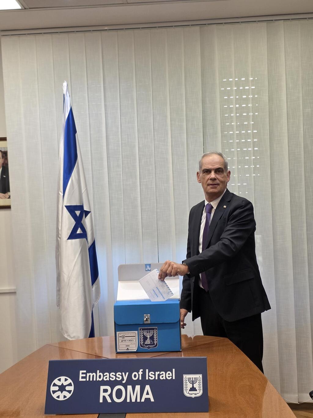 Israeli Ambassador to Italy Jonathan Peled casts his ballot overseas for the eighth time (Photo: X) שגריר ישראל רומא איטליה יונתן פלד קלפי בחירות 2026