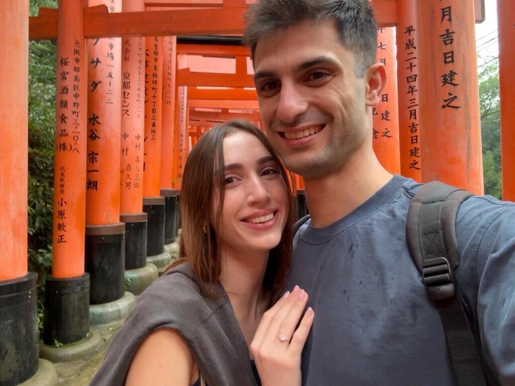 Adar and Michal after the marriage proposal אדר חיות שהשתלט על מחבל בטיסת פליי דובאי מתמודד יחד ארוסתו עם הטראומה שנותרה מהאירוע
