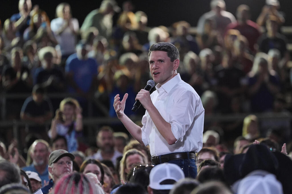 Talarico at a campaign rally in San Marcos this week, as he seeks to distance himself from controversial statements made earlier in his political career (Photo: AP Photo/Eric Gay) עצרת של ג'יימס טלריקו המועמד הדמוקרטי ב מרוץ ל סנאט ב טקסס בחירות אמצע ארה"ב 15 באוקטובר בסן מרקוס
