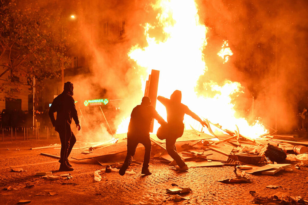 شورشگران در طول آخر هفته در سراسر فرانسه آتش‌افروزی کردند (عکس: گیوم سالیکو / AFP)