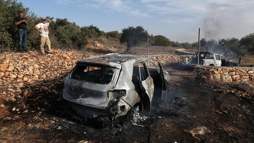 Car burned by extremists in the Palestinian village of Turmus Ayya (Photo: Ammar Awad/Reuters) רכבים שרופים בתורמוס עיא