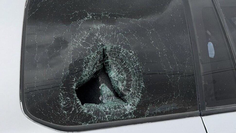 Damage to a vehicle window, reportedly caused by a stone thrown during the attack מתנחלים תקפו דיפלומטים צרפתים