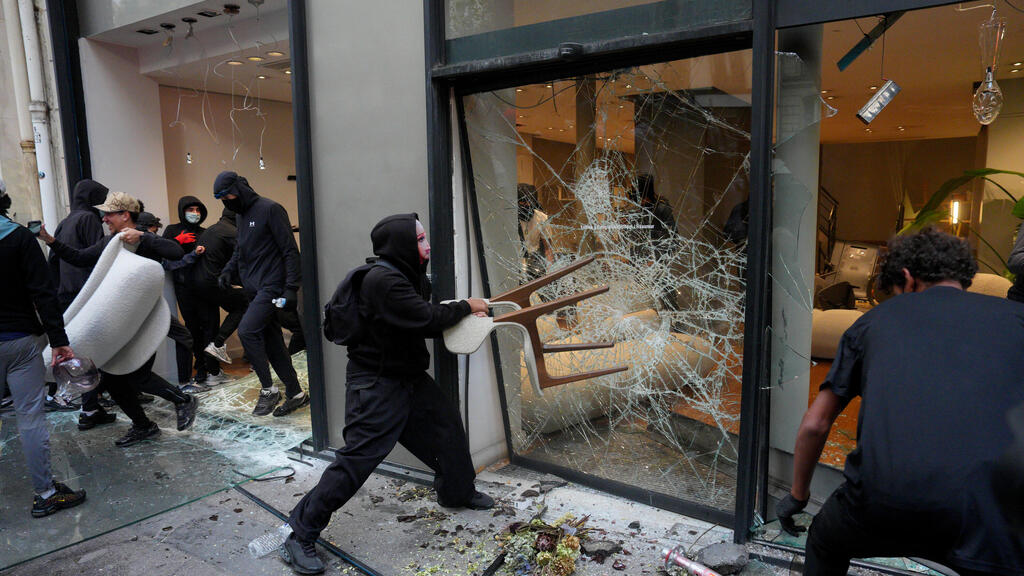 Photo: Carl Court/Getty Images מהומות צרפת פריז ביזה