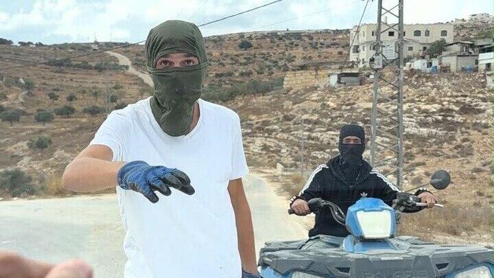 Masked rioters block a vehicle carrying European diplomats near Taybeh
מתנחלים תקפו דיפלומטים אירופאים סמוך לכפר הפלסטיני טייבה