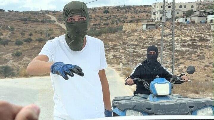 Masked rioters block a vehicle carrying European diplomats near Taybeh מתנחלים תקפו דיפלומטים צרפתים