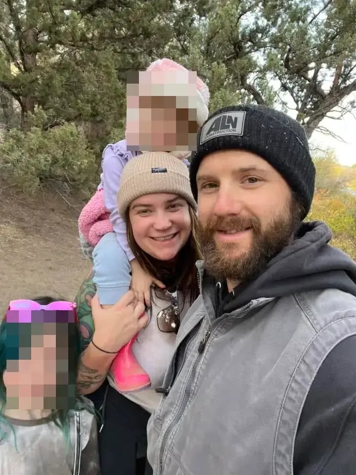 Kaylub Giamanco and his wife, Kelsey, with their two daughters (Photo: Facebook) קיילוב ג'יאמנקו האב שנטרל את הנער היורה בבית הספר היסודי באורגון