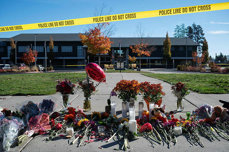 Flowers and tributes outside Silver Rail Elementary School, where four people were killed (Photo: AP Photo/Joe Kline) נקודת ההנצחה בבית הספר היסודי סילבר רייל באורגון ארה"ב