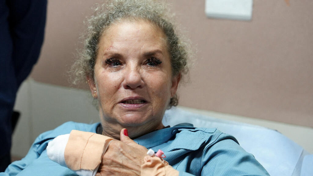 Photographer Heidi Levine at the hospital (Photo: REUTERS/Ali Sawafta) היידי לוין