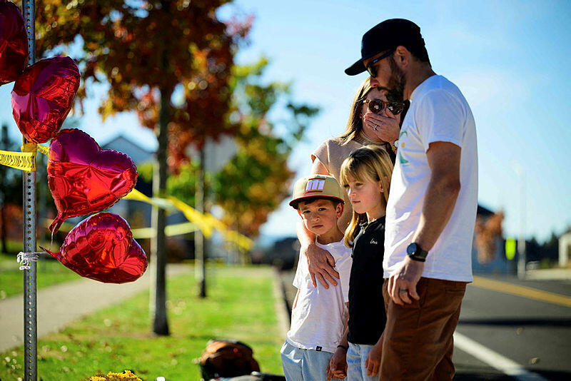 A makeshift memorial at Silver Rail Elementary School in Bend, Oregon (Photo: Mathieu Lewis-Rolland/Getty Images) נקודת ההנצחה בבית הספר היסודי "סילבר רייל" שבו נרצחו ארבעה בני אדם