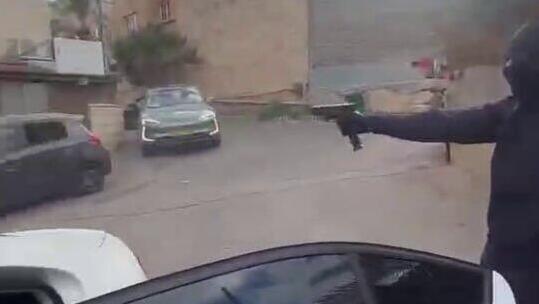 תיעוד: עבריינים בסחנין יורים לעבר בתים, מכוניות וחנויות