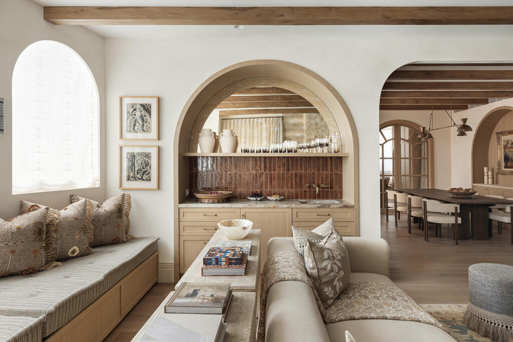 The living room and dining area, with the kitchen beyond the glass doors (Photo: Itay Benit) בית הקשתות, עיצוב: שרון טורין