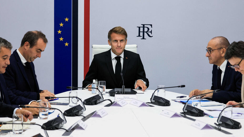 Macron meets senior ministers for an emergency meeting at the Élysée Palace (Photo: Ludovic MARIN / POOL / AFP) נשיא צרפת עמנואל מקרון ישיבה עם שריו 18 אוקטובר בעקבות ה מהומות ארמון האליזה
