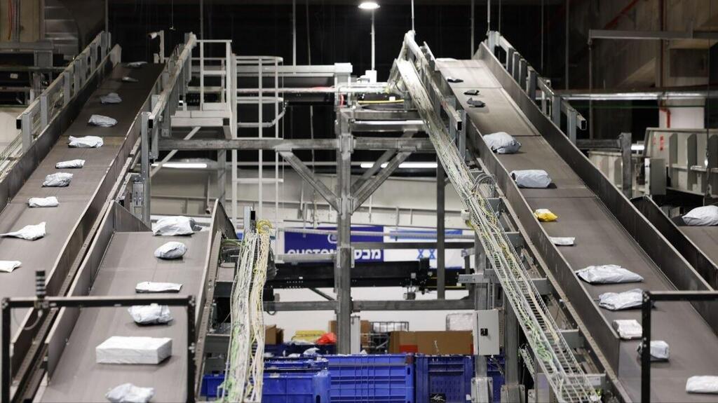 Sorting packages at Israel Post (Photo: Guy Yehieli) מרכז המיון של דואר ישראל