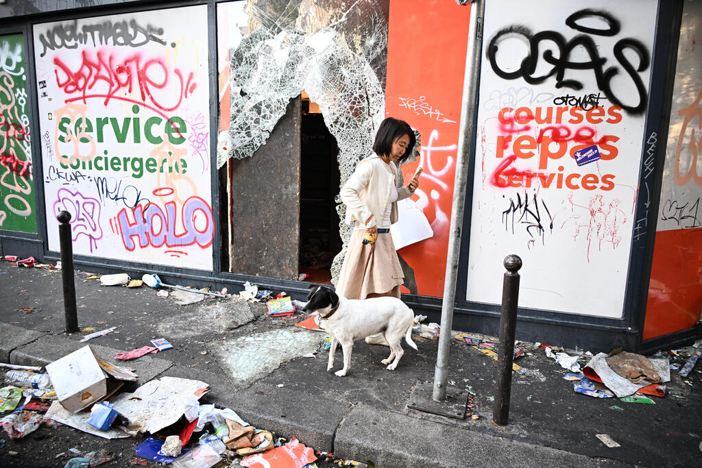 Damage and destruction in Paris following Saturday's unrest (Photo: AP Photo/Emma Da Silva) נזק הרס ב פריז אחרי מהומות ב צרפת