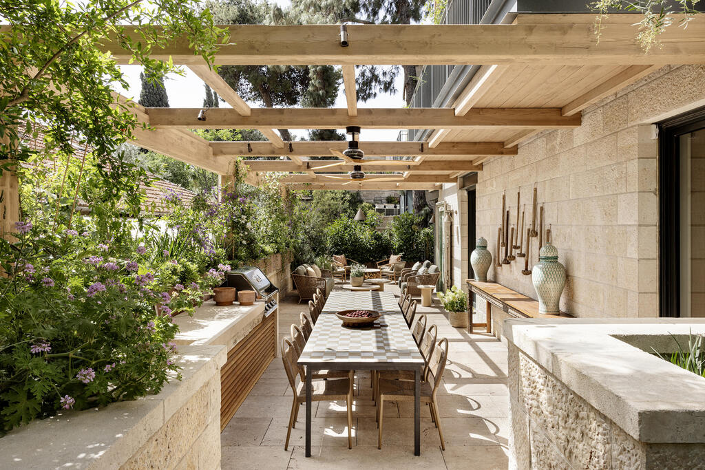 The courtyard surrounding the house features several seating areas, most offering privacy despite the densely built neighborhood (Photo: Itay Benit) בית הקשתות, עיצוב: שרון טורין