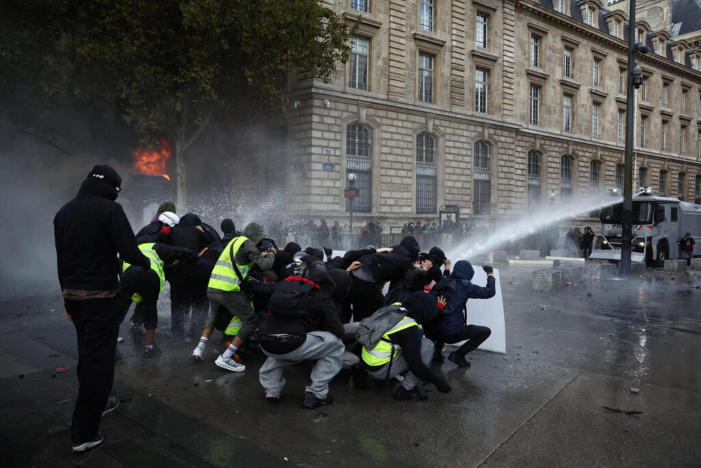 Photo: REUTERS/Abdul Saboor צרפת מהומות פריז 17 באוקטובר