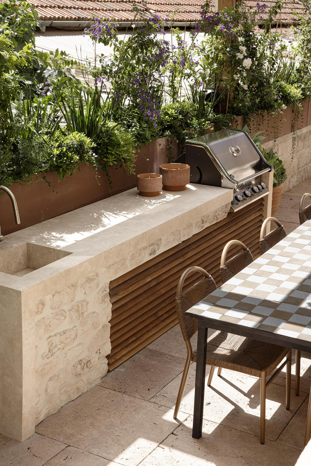 A fully equipped outdoor kitchen (Photo: Itay Benit) בית הקשתות, עיצוב: שרון טורין