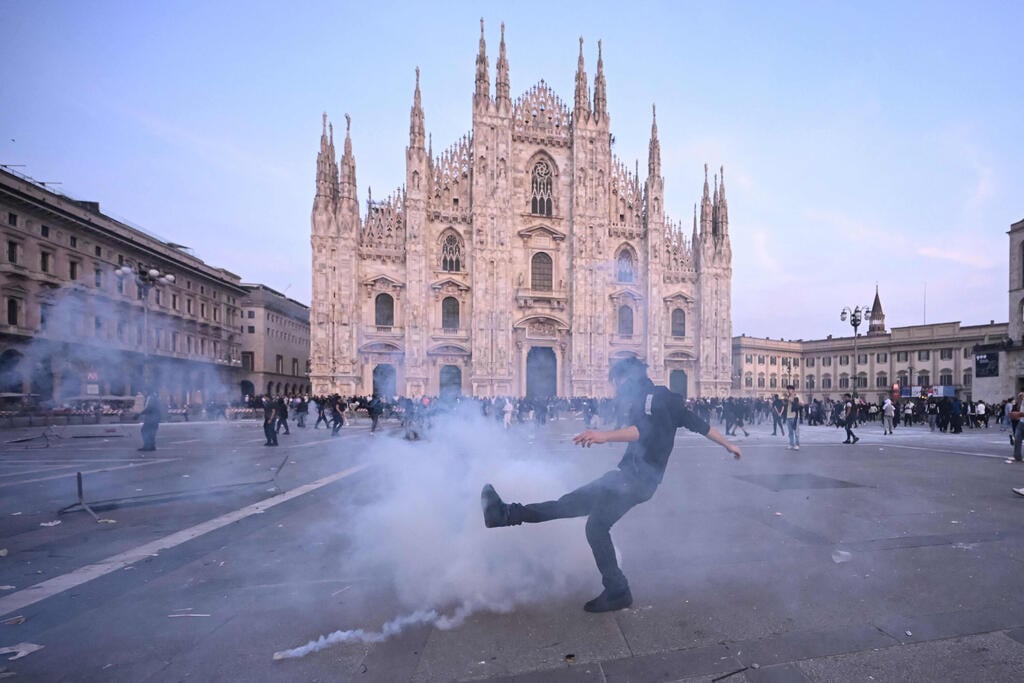Riots Saturday outside Milan Cathedral, where luxury stores were also looted (Photo: Piero CRUCIATTI / AFP) איטליה מהומות מילאנו ב 17 אוקטובר