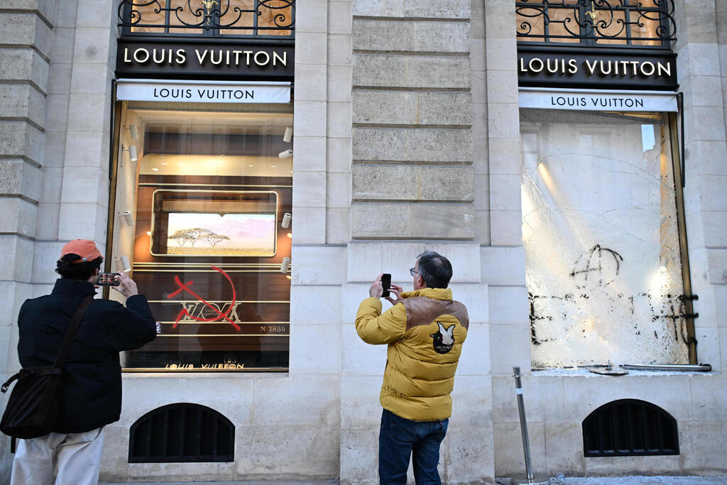 A vandalized Louis Vuitton store in Paris (Photo: Emma Da Silva/AP) נזק צרפת מהומות פריז