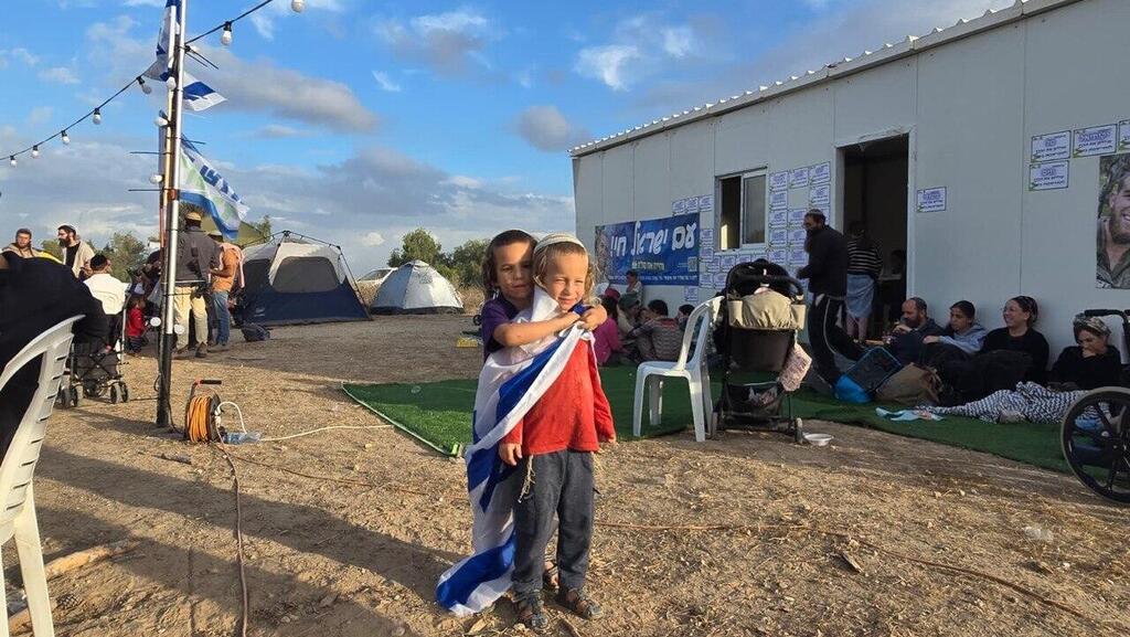 Activists of the Nakhla movement established an outpost in the Simhoni forest between Kfar Gaza and Nahal Oz (Photo: Nachala) פעילים של תנועת נחלה הקימו בחמישי בלילה מאחז ביער שמחוני שבין כפר עזה לנחל עוז
