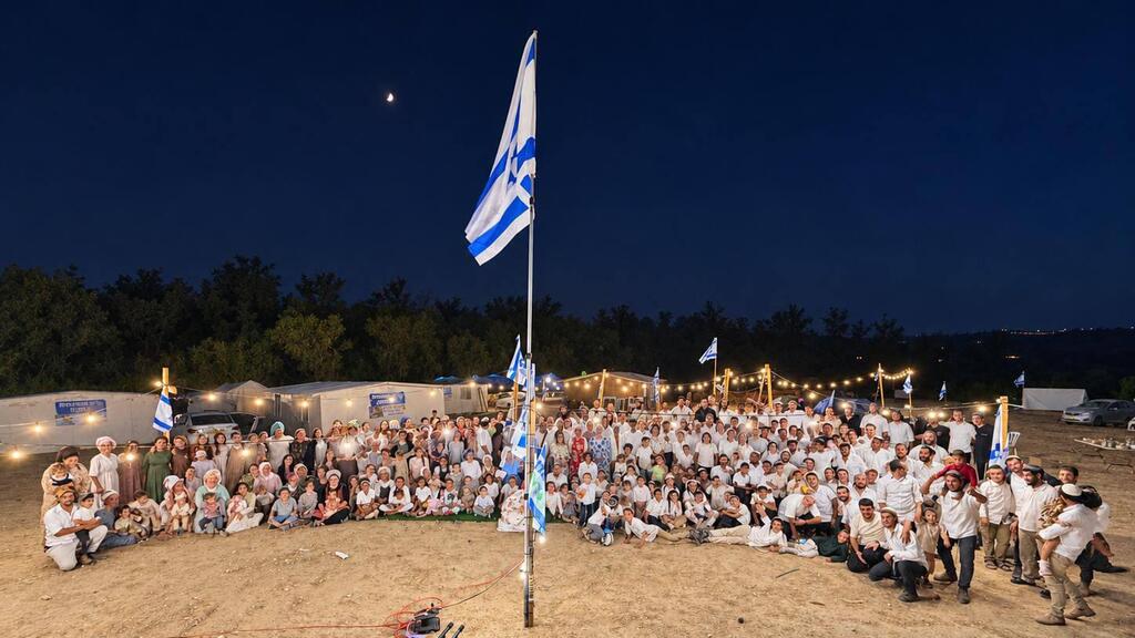 Residents of the news Gaza border outpost (Photo: Nachala) פעילים של תנועת נחלה הקימו בחמישי בלילה מאחז ביער שמחוני שבין כפר עזה לנחל עוז
