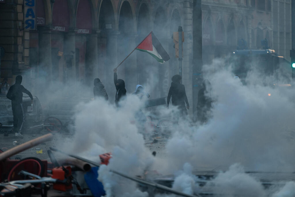A Palestinian flag was also raised during the riots (Photo: REUTERS/Michele Lapini) איטליה מהומות מילאנו ב 17 אוקטובר