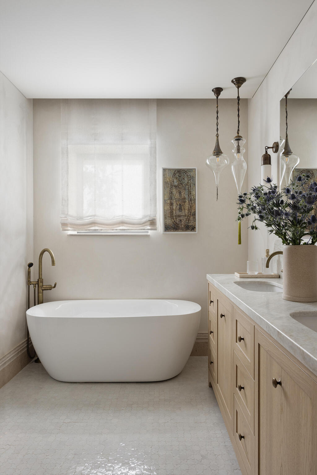 One of the home's bathrooms (Photo: Itay Benit) בית הקשתות, עיצוב: שרון טורין