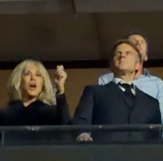 President Emmanuel Macron and his wife, Brigitte, attend a Céline Dion concert Friday night, as tensions rise across France and security forces prepare for Saturday's demonstrations נשיא צרפת עמנואל מקרון עם אשתו בריז'יט ב הופעה של סלין דיון בלילה שלפני המהומות ב צרפת