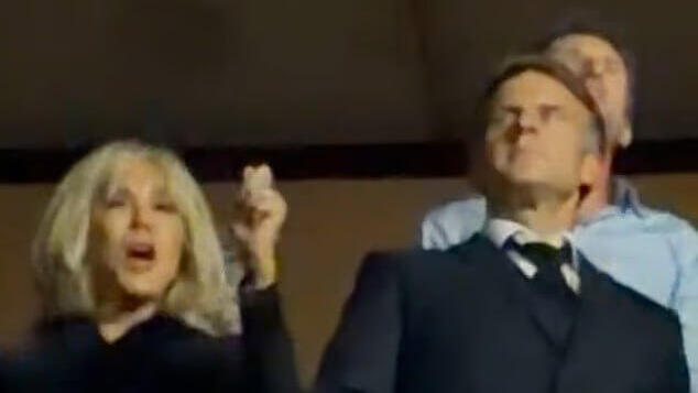 French President Emmanuel Macron and his wife, Brigitte, attend a Céline Dion concert on the eve of the riots נשיא צרפת עמנואל מקרון עם אשתו בריז'יט ב הופעה של סלין דיון בלילה שלפני המהומות ב צרפת