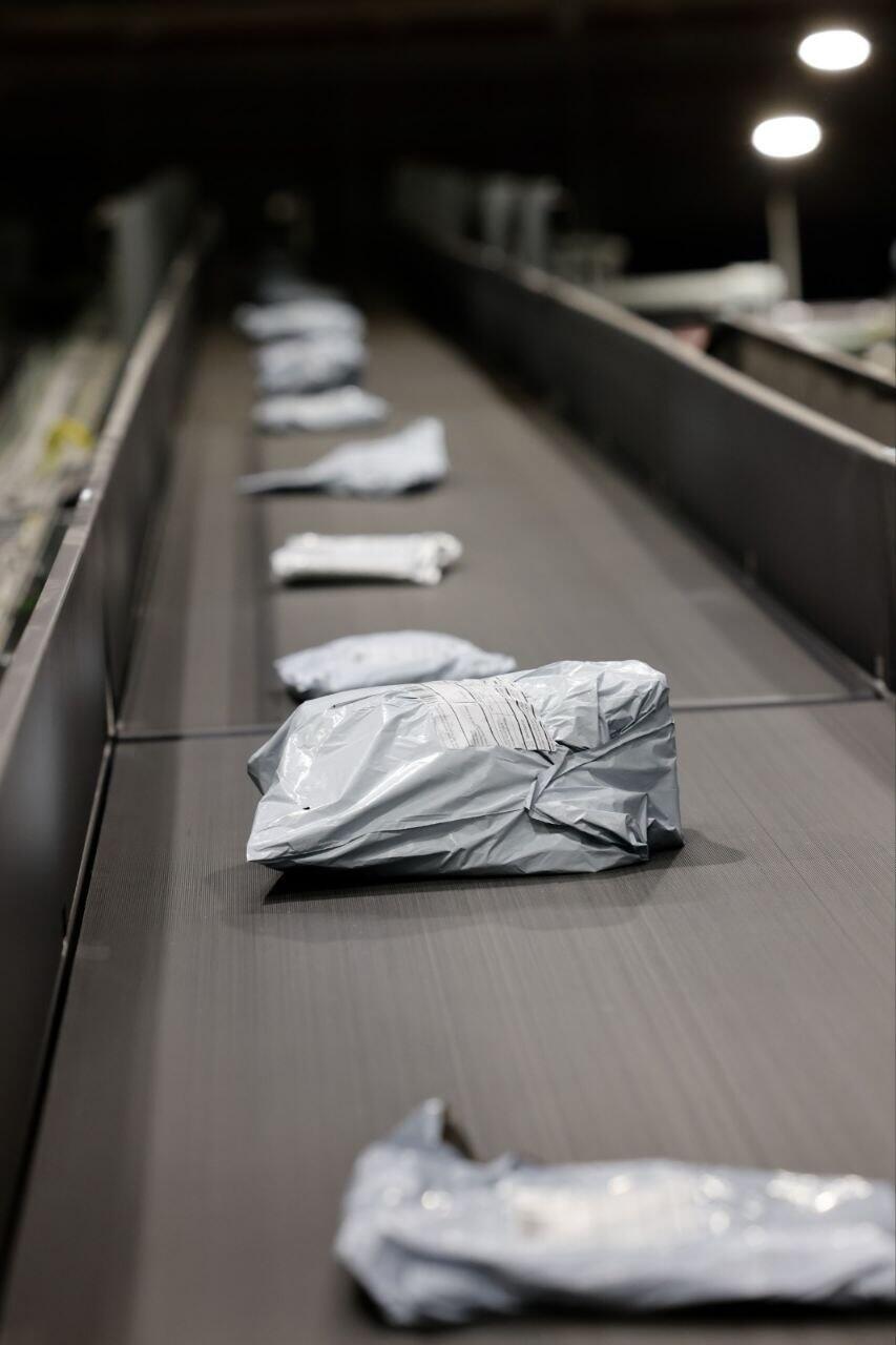 Packages at Israel Post (Photo: Guy Yehieli) מרכז המיון של דואר ישראל