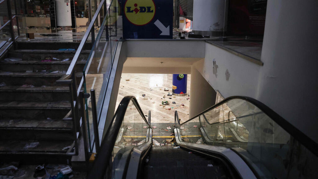 Photo: Thibaud MORITZ / AFP קניון שנבזז ב מרסיי מהומות צרפת