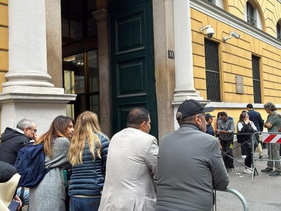 Parents of children arrested during the riots wait outside a Milan police station (Photo: Corriere della Sera) הורים של ילדים שנעצרו ב מהומות ב מילאנו איטליה מחכים להם מחוץ לתחנת משטרה