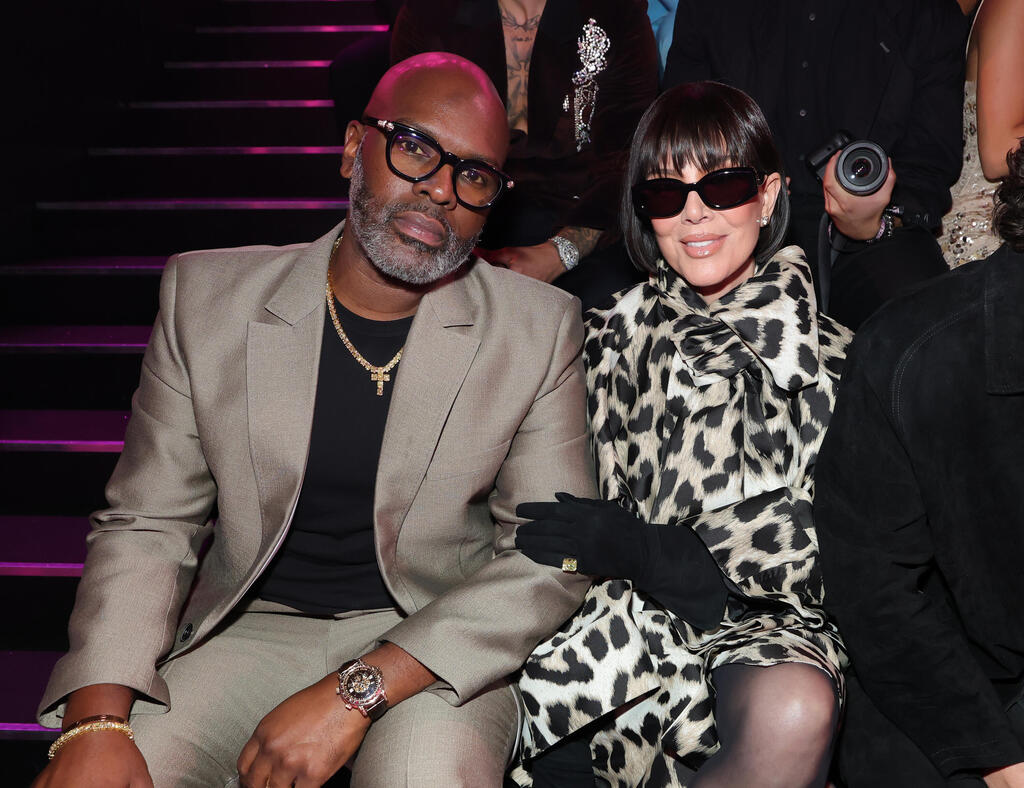 Front row: Kris Jenner and Corey Gamble (Photo: Frazer Harrison/Getty Images for Victoria's Secret) קריס ג'נר וקורי גמבל בתצוגת האופנה של ויקטוריה'ס סיקרט, 2026