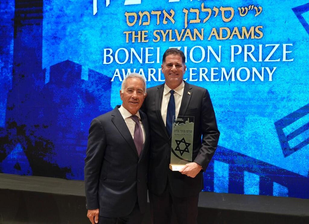 Ron Dermer and Sylvan Adams (Photo: Sivan Shachor) Bonei Zion Prize Ceremony