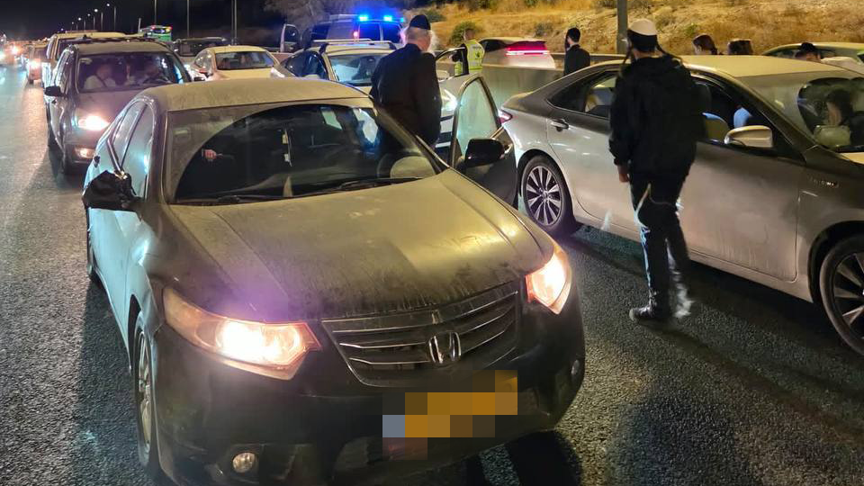 Blockade on Highway 1 following arrest of the 'suspect' חסימה בכביש 1 בעקבות חשודים בעבירות ביטחוניות