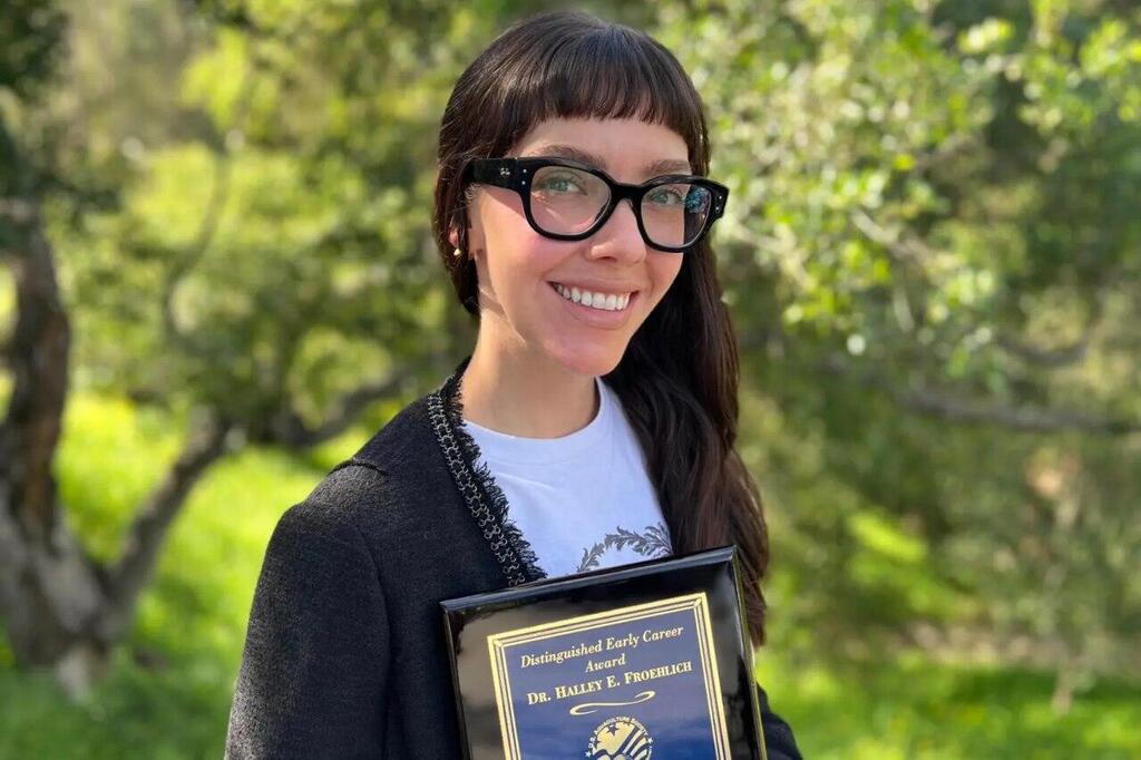 Halley Froehlich holds a U.S. Aquaculture Society award in Santa Barbara (Photo: Halley Froehlich/AP) היילי פרוהליך