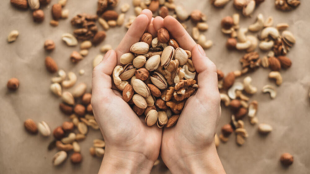 There's no need to choose just one type of nut (Photo: Shutterstock/nikkimeel) אגוזים שקדים