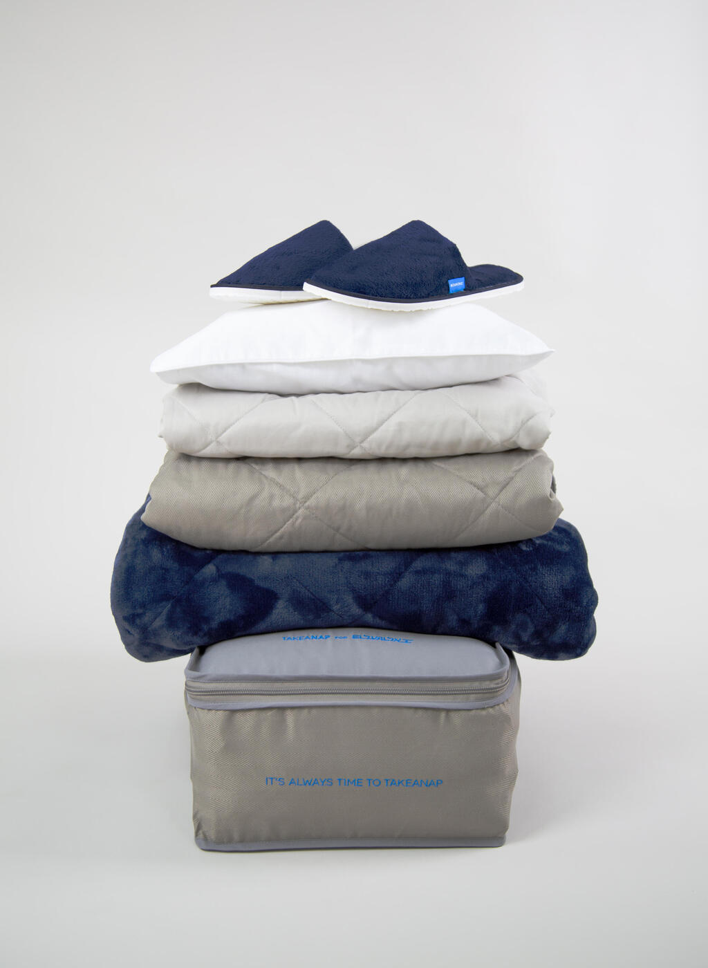 The new sleep kit developed in partnership with TAKEANAP (Photo: El Al Spokesperson's Office) ערכת השינה החדשה בשיתוף TAKEANAP