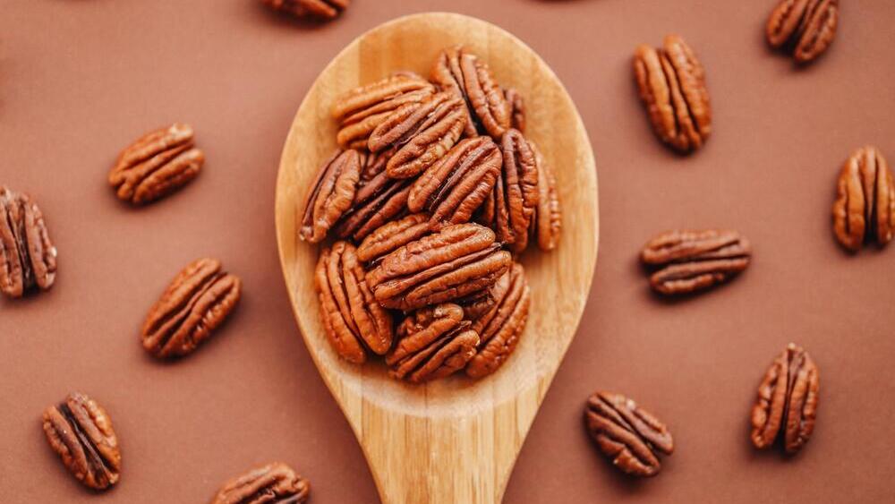 Eating pecans may help improve certain blood lipid markers, including total cholesterol and LDL (Photo: Shutterstock/yul38885) אגוזים פקאן