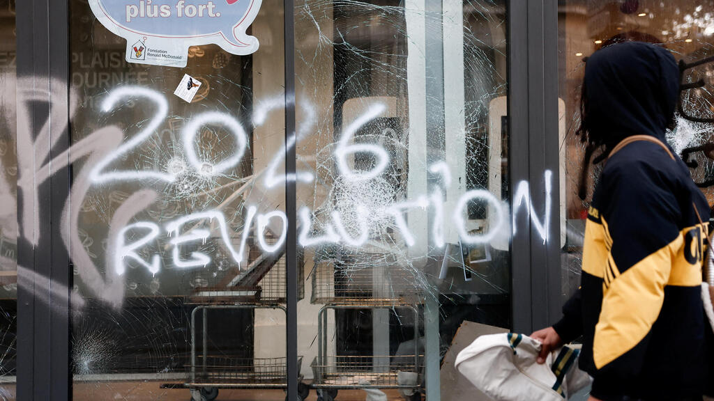 France imposes curfew in Lille as nationwide protests spiral into violence (Photo: REUTERS/Benoit Tessier) צרפת פריז הרס אחרי ה מהומות