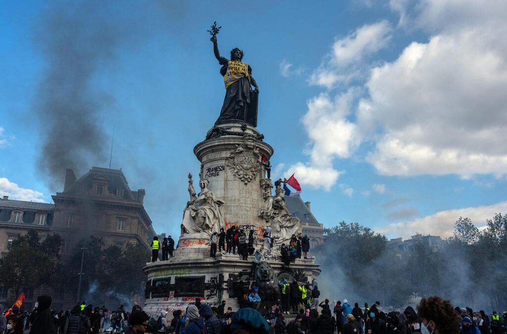 Statue in Place de la République in Paris, which protesters climbed last weekend and hung a yellow vest (Photo: Carl Court/Getty Images) פסל מריאן ב כיכר הרפובליקה ב פריז שעליו הולבש אפוד צהוב ב מהומות ב צרפת