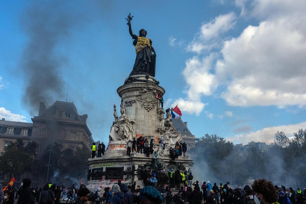 The Marianne statue at Place de la République in Paris, dressed in a yellow vest during the riots in France (Photo: Carl Court/Getty Images) פסל מריאן ב כיכר הרפובליקה ב פריז שעליו הולבש אפוד צהוב ב מהומות ב צרפת