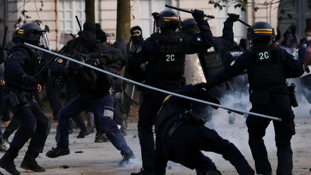 Police use batons and tear gas to confront rioters over the weekend (Photo: REUTERS/Stephane Mahe ) צרפת פריז מהומות 17 אוקטובר