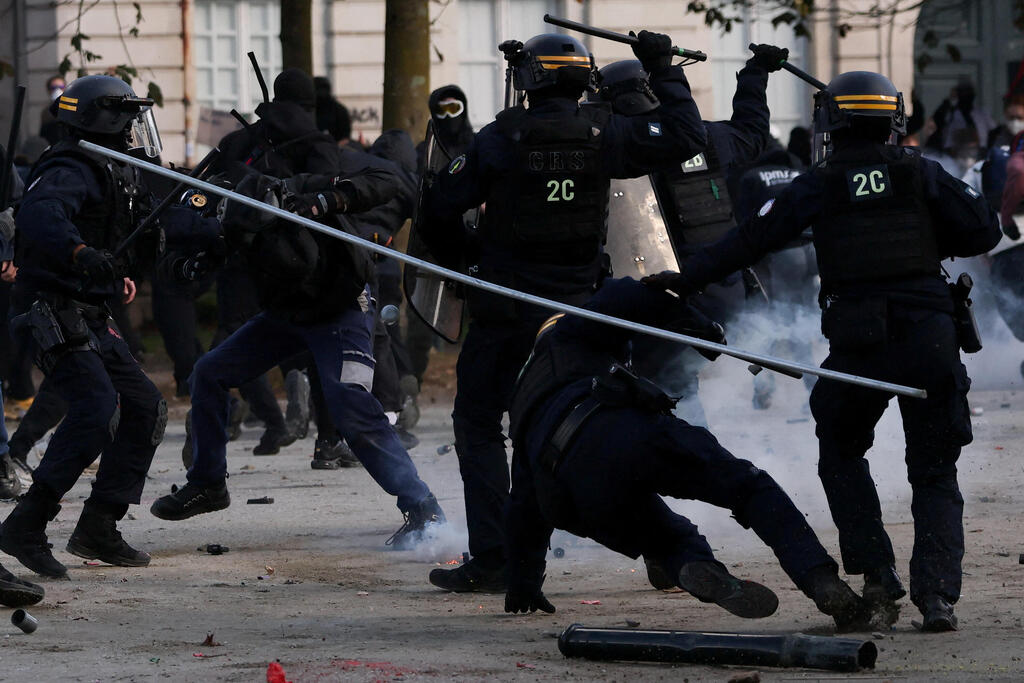 Clashes between protesters and police in Paris (Photo: REUTERS/Stephane Mahe ) צרפת פריז מהומות 17 אוקטובר