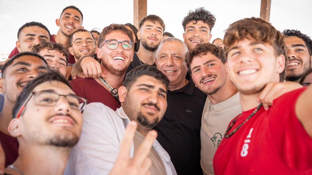 Gadi Eisenkot campaigning in Eilat, as his party targets younger voters and traditional Likud strongholds (Photo: Yonatan Gaon) מפלגת ישר! בראשות גדי איזנקוט בסיבוב בחירות באילת