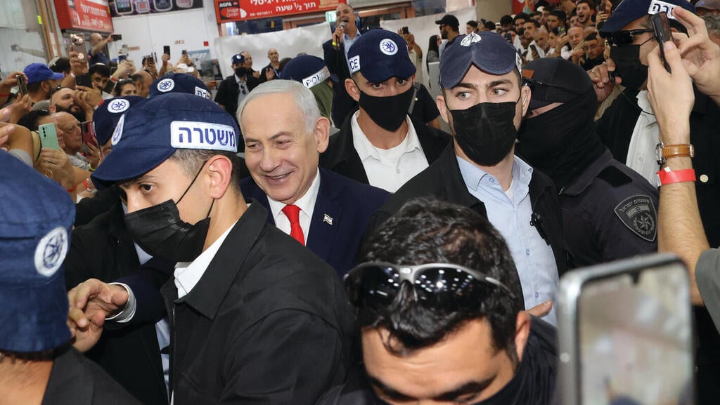 Netanyahu at Lod Center, visiting shopping malls, restaurants and cafes (Photo: Moti Kamchi) Netanyahu at Lod Center, visiting shopping malls, restaurants and cafes