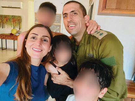 Ehsan Daxa pictured with his wife, Huda and their three children דקסה ז"ל עם אלמנתו הודא וילדיו