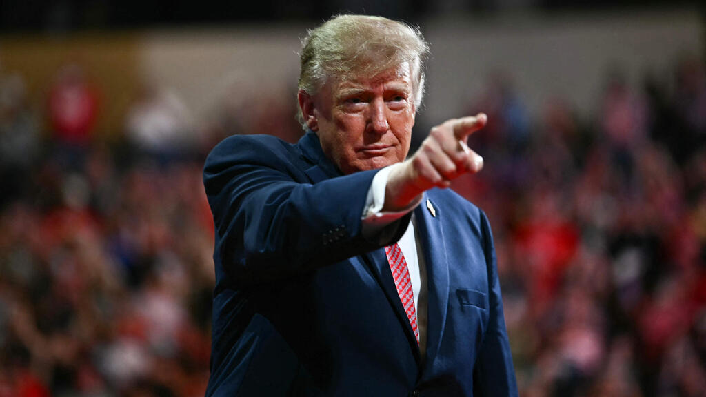 He too has an election looming. Trump at a rally in Kansas this week (Photo: Kent Nishimura / AFP) נשיא ארה"ב טראמפ ב עצרת בחירות אמצע בפארק סיטי שב קנזס