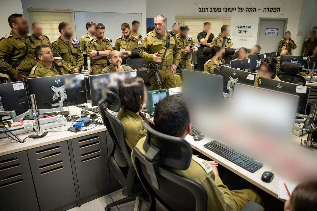 IDF Chief of Staff Eyal Zamir visits the Gaza Division headquarters (Photo: IDF Spokesperson's Unit) הרמטכ"ל באימון מפקדות של אוגדת עזה