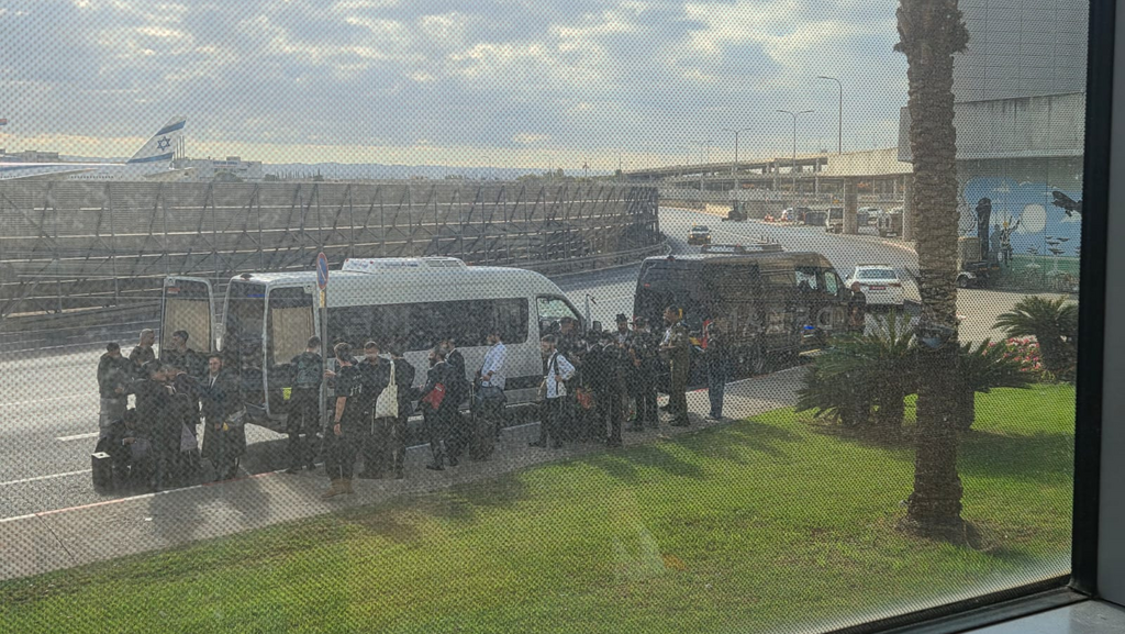 Chabad students board buses at Ben Gurion Airport on their way to the IDF induction center at Tel Hashomer (Photo: courtesy of Chabad Mitadkenim) המעצר של העריקים החרדים בנתב"ג